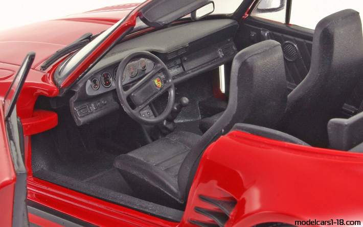 1977 - Porsche 911 Turbo SE Cabriolet 3.3 (930) Revell 1/18 (Red) Interior dashboard