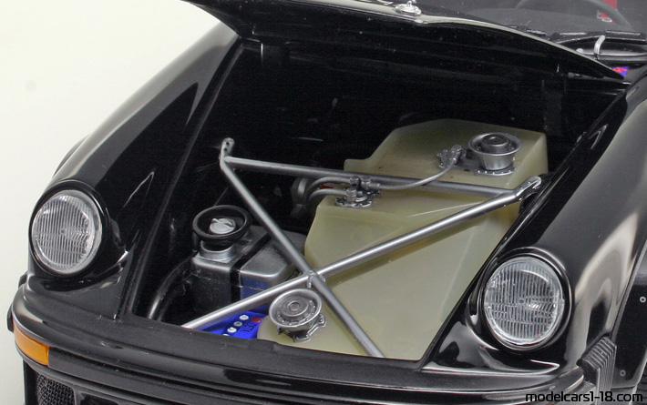 1976 - Porsche 934 RSR Exoto 1/18 (Schwarz) Kofferraum / Klappbare Scheinwerfer