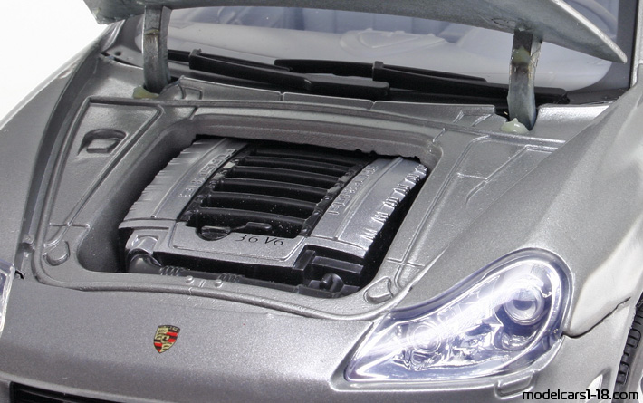2008 - Porsche Cayenne (9PA) Motor Max 1/18 (Сребрист) Двигател
