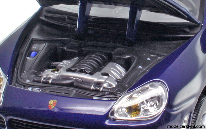 2002 - Porsche Cayenne S (9PA) Maisto 1/18 (Blau) Motor