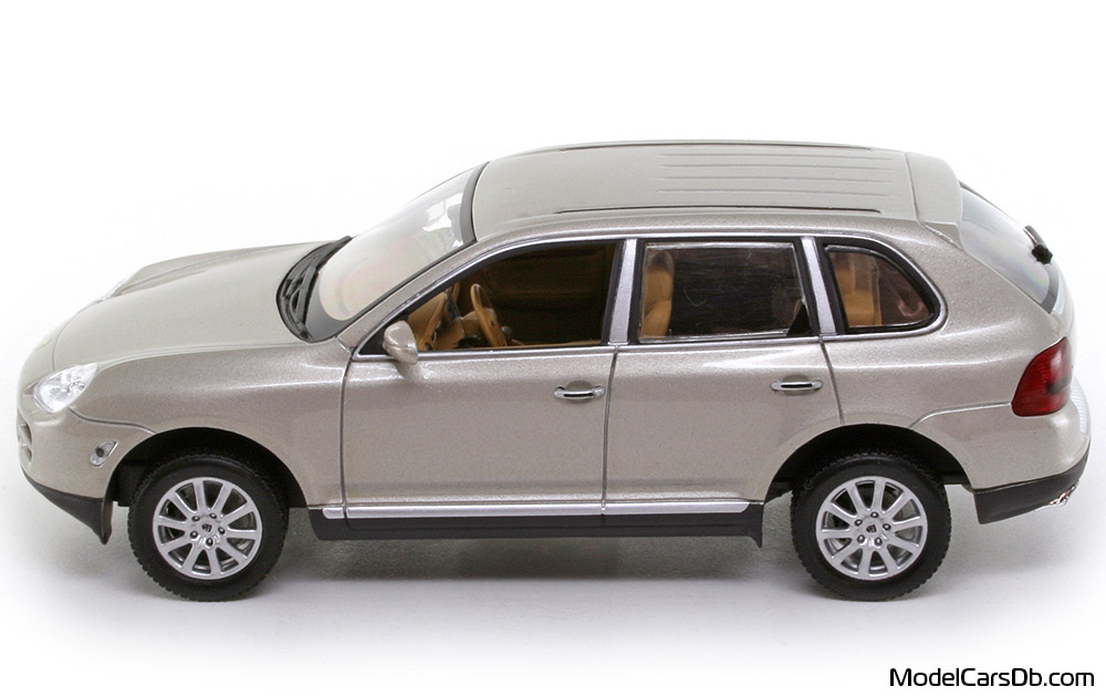2003 - Porsche Cayenne V6 (9PA) Minichamps 1/43 (Gold) Seite