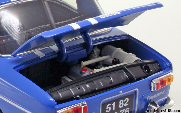 1969 - Renault 8 Gordini Solido 1/18 (Blue / White) Engine