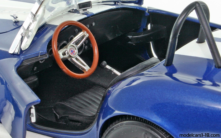 1964 - Shelby Cobra 427 S/C ERTL 1/18 (Син / Бял) Интериор арматурно табло