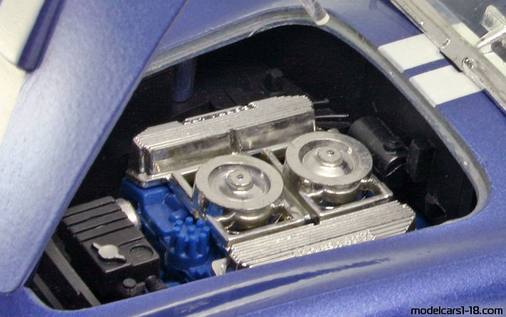 1964 - Shelby Cobra 427 S/C Road Tough 1/18 (Blau / Weiß) Motor
