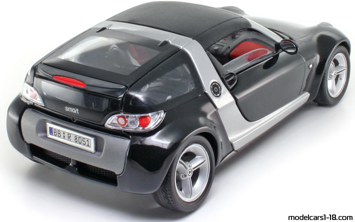 2003 - Smart Roadster Coupe Bburago 1/18 (Schwarz / Silber) Hinten rechte seite