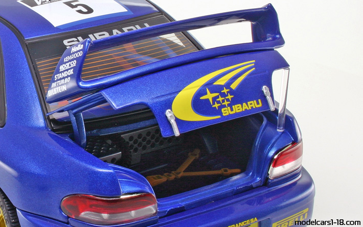 1999 - Subaru Impreza WRC AutoArt 1/18 (Blau / Gelb) Kofferraum / Klappbare Scheinwerfer