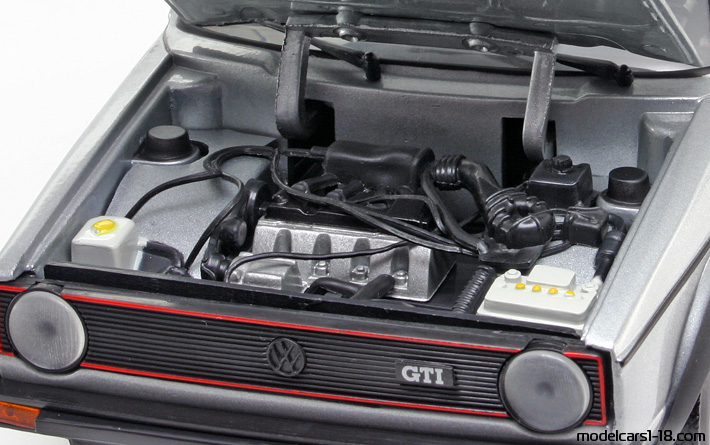 1976 - Volkswagen Golf GTI Sun Star 1/18 (Сребрист) Двигател