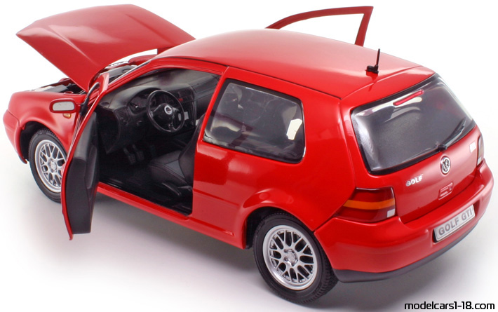 1997 - Volkswagen Golf GTI Revell 1/18 (Red) Opening parts