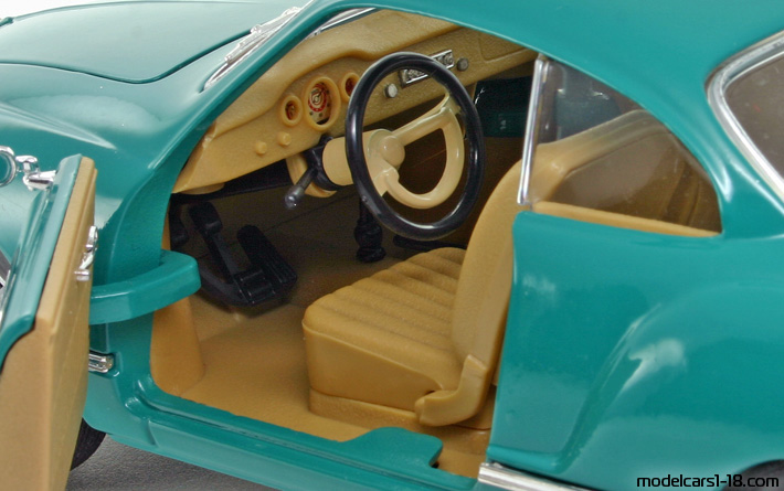 1966 - Volkswagen Karmann-Ghia Road Legends 1/18 (Green) Interior dashboard