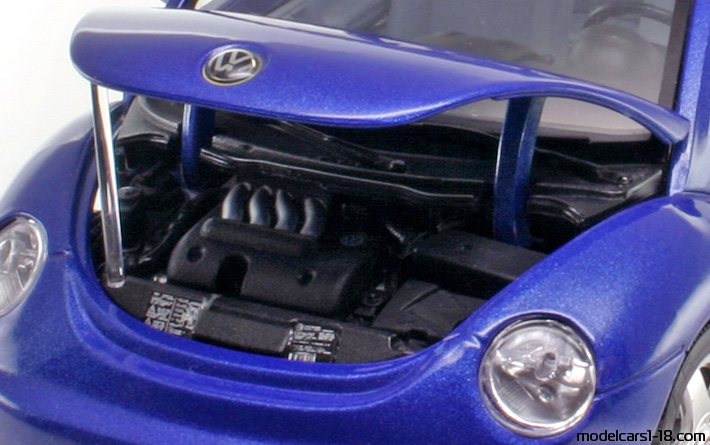 1998 - Volkswagen New Beetle Bburago 1/18 (Синий) Двигатель