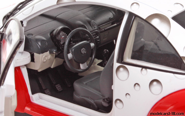 1998 - Volkswagen New Beetle Hot Wheels 1/18 (White / Red) Interior dashboard