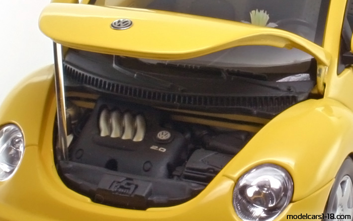 1999 - Volkswagen New Beetle AutoArt 1/18 (Yellow) Engine