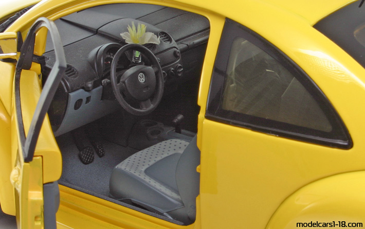 1999 - Volkswagen New Beetle AutoArt 1/18 (Yellow) Interior dashboard