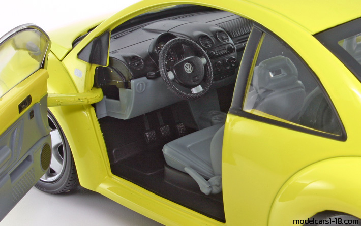 1999 - Volkswagen New Beetle Solido 1/18 (Yellow) Interior dashboard