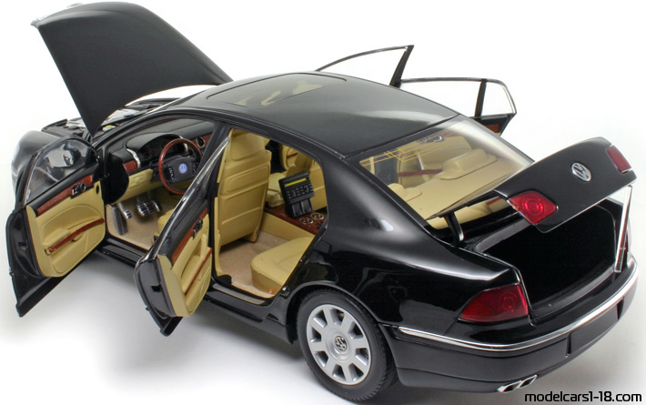 2002 - Volkswagen Phaeton W12 AutoArt 1/18 (Schwarz) Zu öffnende Teile