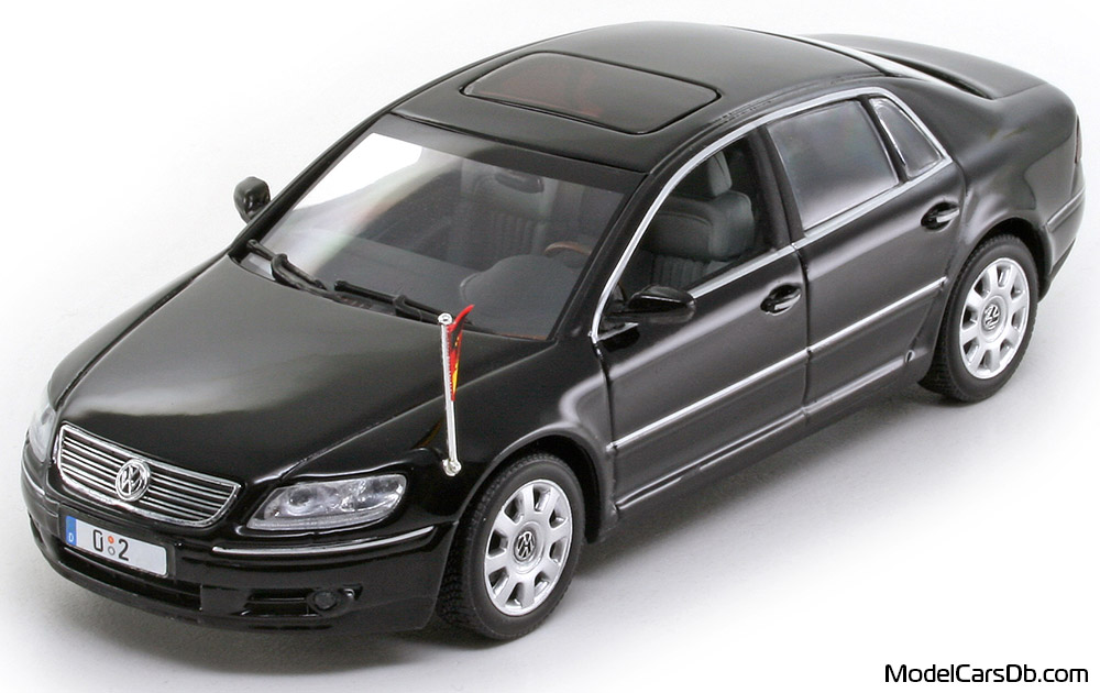2002 - Volkswagen Phaeton W12 Minichamps 1/43 - Предна лява страна