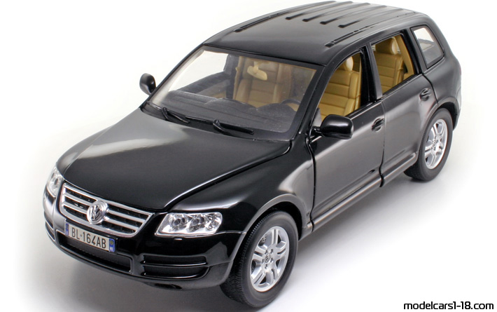 2002 - Volkswagen Touareg V10 TDI Bburago 1/18 (Black) Vorne linke Seite