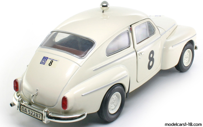 1964 - Volvo PV544 Revell 1/18 (Белый) Задняя правая сторона