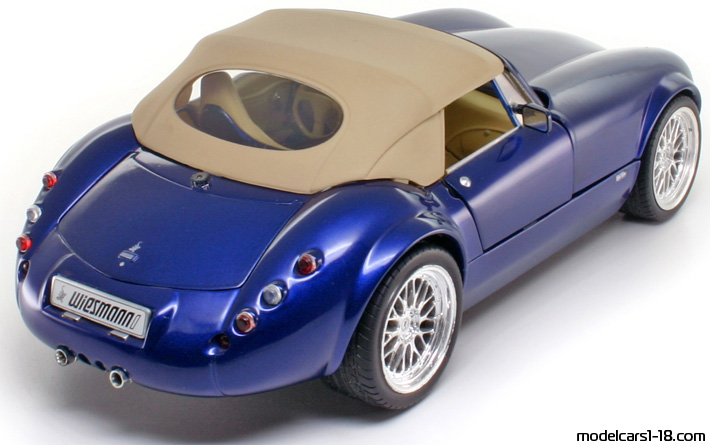 2005 - Wiesmann MF 3 Revell 1/18 (Blau) Hinten rechte seite