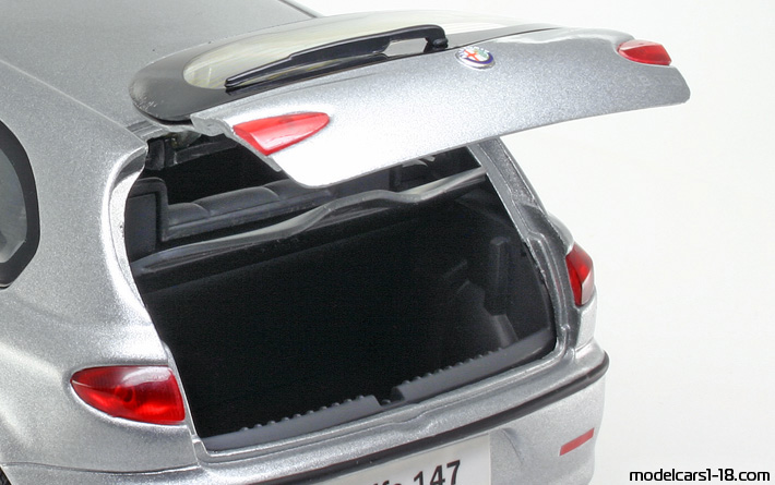 2000 - Alfa Romeo 147 1.9 JTD Ricko 1/18 (Серебристый) Багажник / Поднимающиеся фары