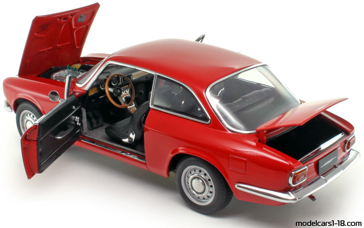 1967 - Alfa Romeo 1750 GTV AutoArt 1/18 (Kрасный) Открывающиеся части