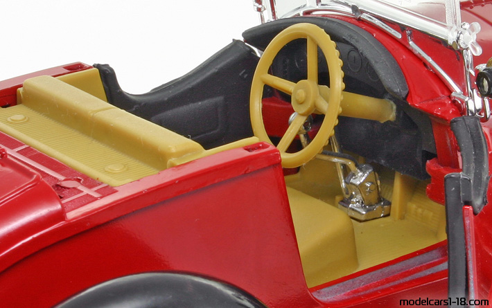 1931 - Alfa Romeo 6C 1750 Polistil 1/16 (Kрасный / Чёрный) Интерьер панель приборов