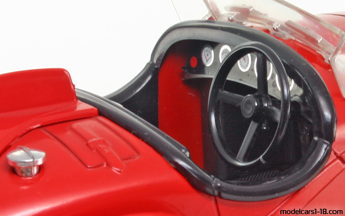 1932 - Alfa Romeo 8C 2300 Spider Bburago 1/18 (Kрасный) Интерьер панель приборов