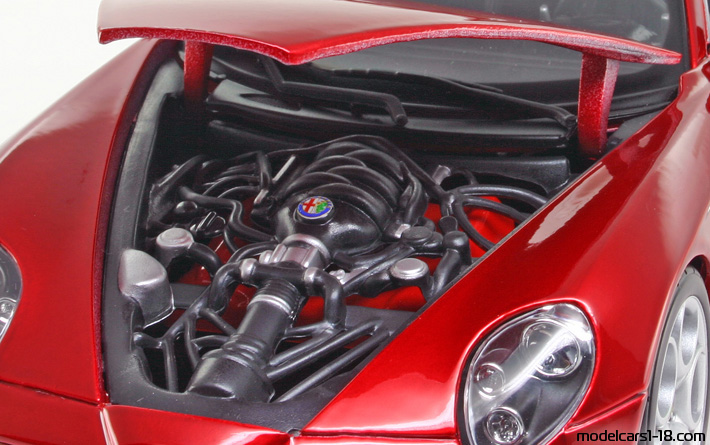 2007 - Alfa Romeo 8C Competizione Maisto 1/18 (Kрасный) Двигатель