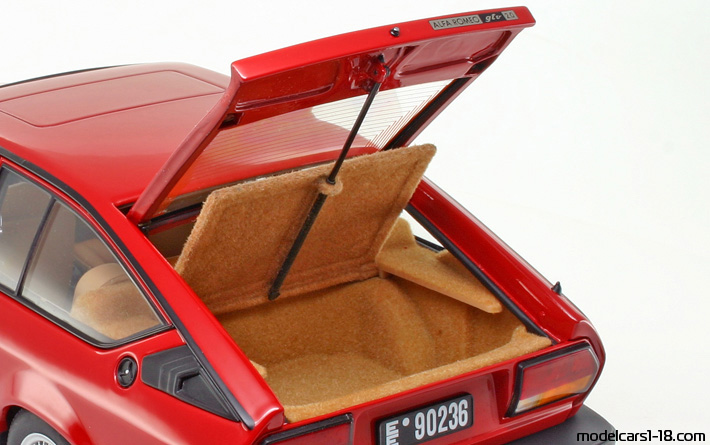 1980 - Alfa Romeo Alfetta GTV 2.0 AutoArt 1/18 (Kрасный) Багажник / Поднимающиеся фары