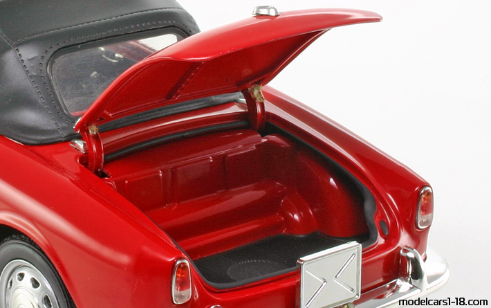 1959 - Alfa Romeo Giulietta Spider Ricko 1/18 (Kрасный) Багажник / Поднимающиеся фары