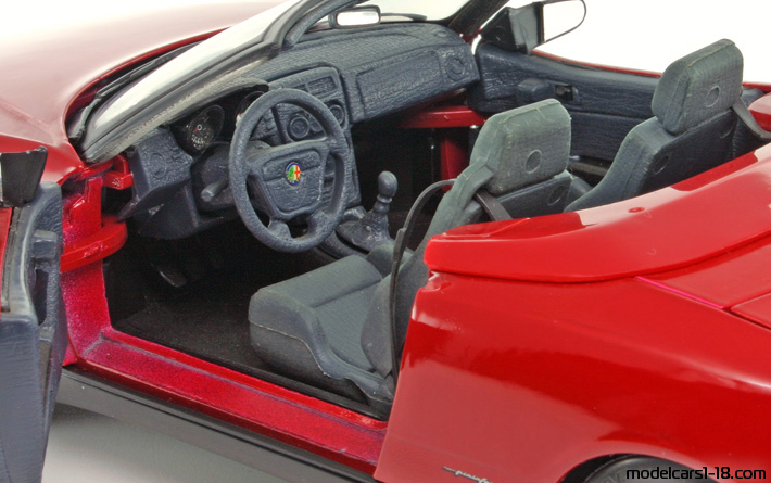 1995 - Alfa Romeo Spider Maisto 1/18 (Kрасный) Интерьер панель приборов
