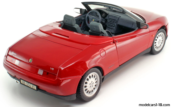 1995 - Alfa Romeo Spider Maisto 1/18 (Kрасный) Задняя правая сторона