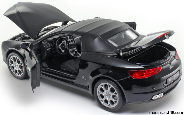 2005 - Alfa Romeo Spider Welly 1/18 (Чёрный) Открывающиеся части