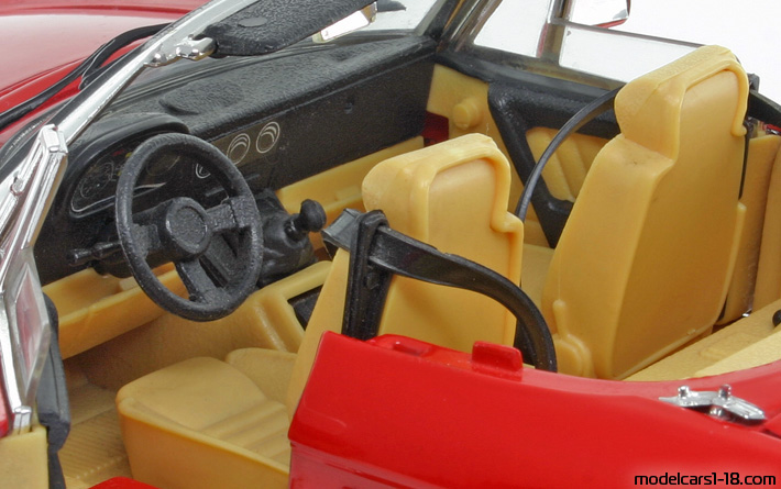 1990 - Alfa Romeo Spider Jouef Evolution 1/18 (Kрасный) Интерьер панель приборов
