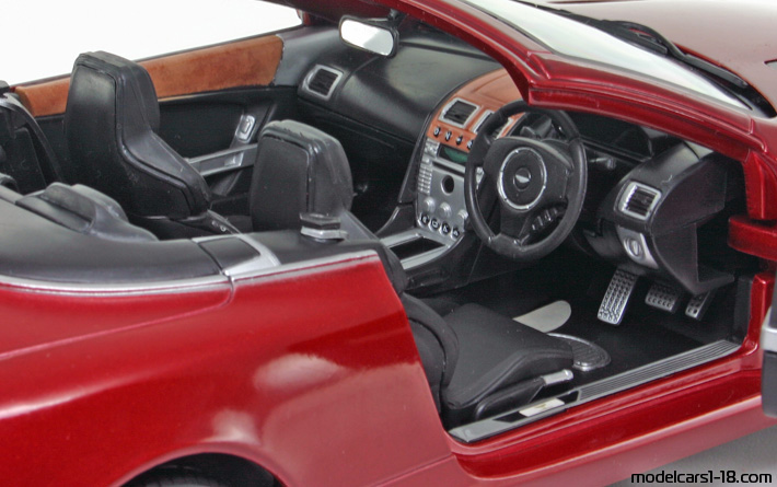 2004 - Aston Martin DB9 Volante Solido 1/18 (Kрасный) Интерьер панель приборов