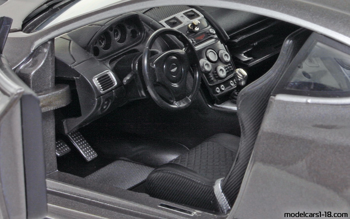 2008 - Aston Martin DBS ERTL 1/18 (Серый ) Интерьер панель приборов