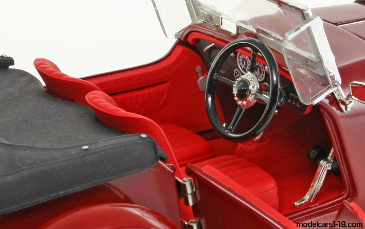 1934 - Aston Martin Mark II Signature Models 1/18 (Kрасный) Интерьер панель приборов