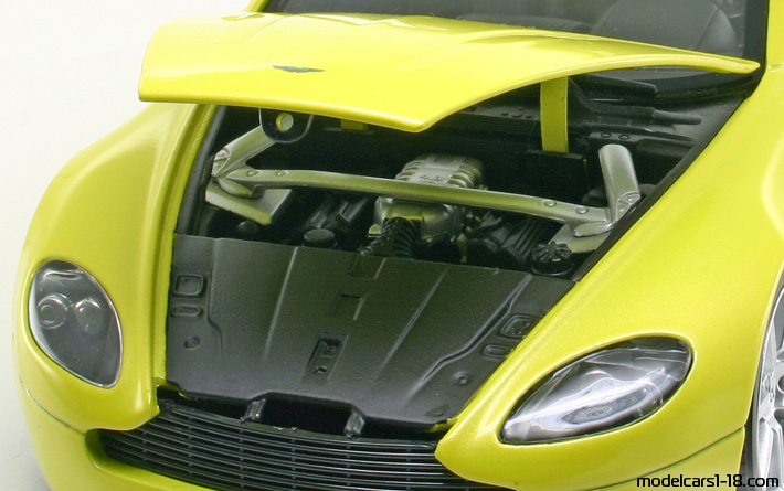 2005 - Aston Martin V8 Vantage Hot Wheels 1/18 (Жёлтый) Двигатель