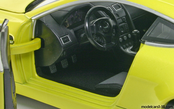 2005 - Aston Martin V8 Vantage Hot Wheels 1/18 (Жёлтый) Интерьер панель приборов