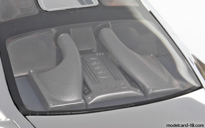 1999 - Audi Avus Quattro Concept Revell 1/18 (Хромированный) Двигатель