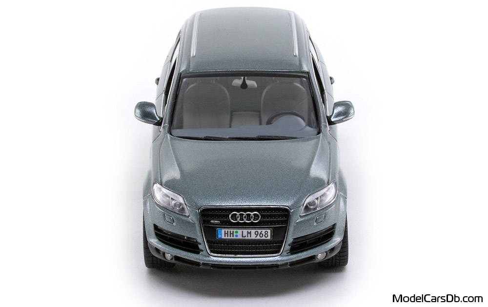2006 - Audi Q7 (4L) Schuco 1/43 (Серый ) Спереди