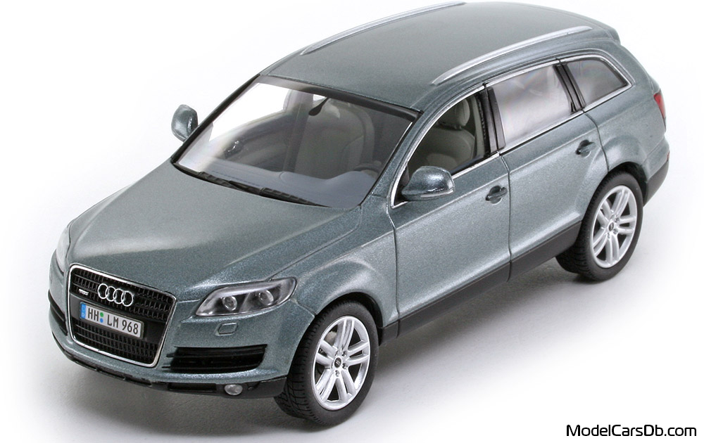 2006 - Audi Q7 (4L) Schuco 1/43 (Серый ) Передняя левая сторона