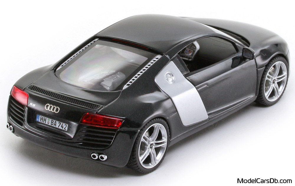 2006 - Audi R8 (42) Schuco 1/43 (Чёрный / Светло-серебристый) Задняя правая сторона