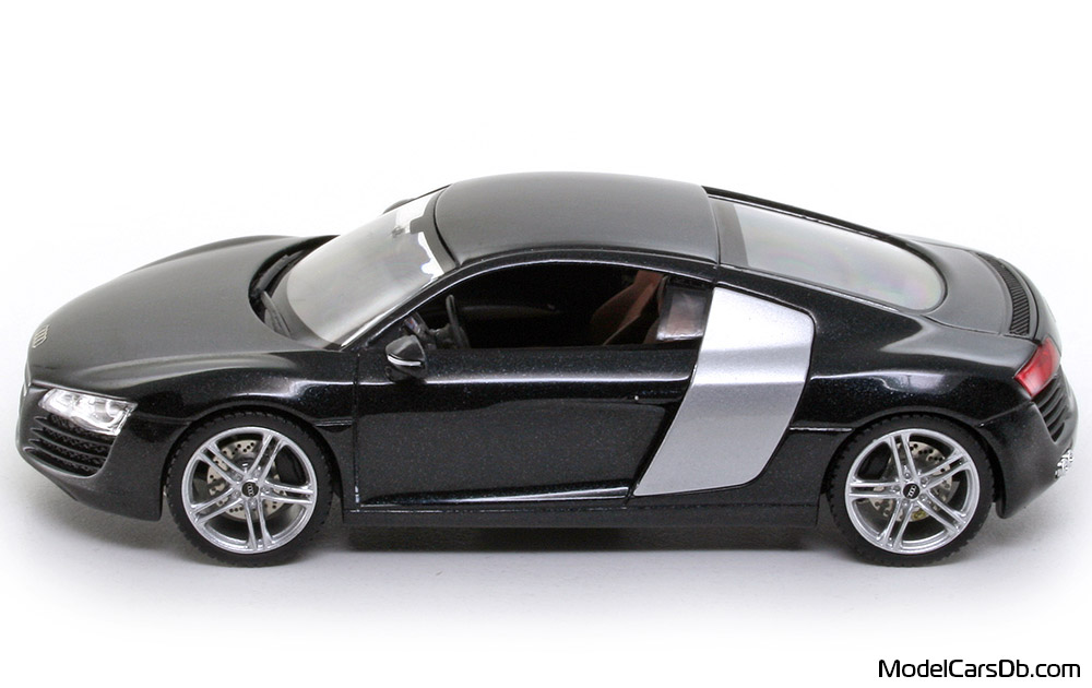 2006 - Audi R8 (42) Schuco 1/43 (Чёрный / Светло-серебристый) Сторона