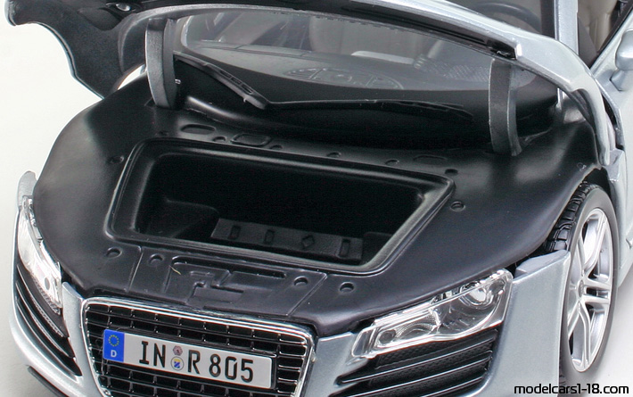 2007 - Audi R8 (42) Maisto 1/18 (Серебристый / Чёрный) Багажник / Поднимающиеся фары