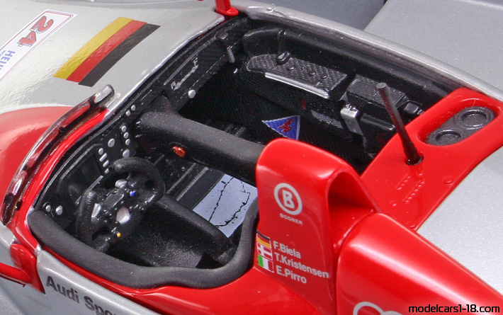 2000 - Audi R8 Maisto 1/18 (Серебристый / Kрасный) Интерьер панель приборов