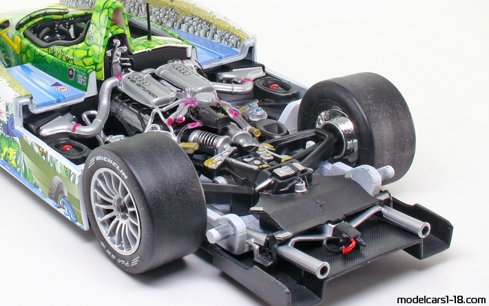 2001 - Audi R8 Maisto 1/18 (Зелёный / Синий) Двигатель