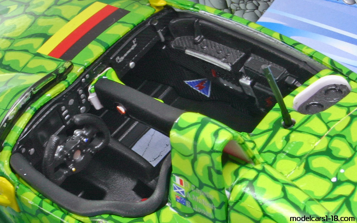 2001 - Audi R8 Maisto 1/18 (Зелёный / Синий) Интерьер панель приборов