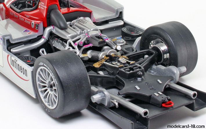 2002 - Audi R8 Maisto 1/18 (Серебристый / Kрасный) Двигатель