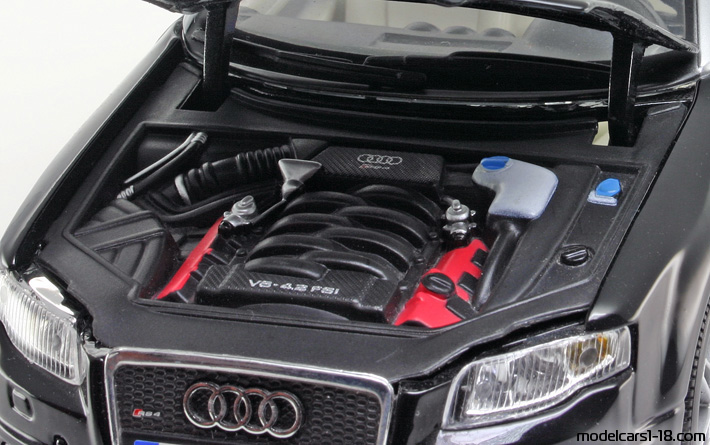 2007 - Audi RS4 Cabriolet (B7) Maisto 1/18 (Чёрный) Двигатель
